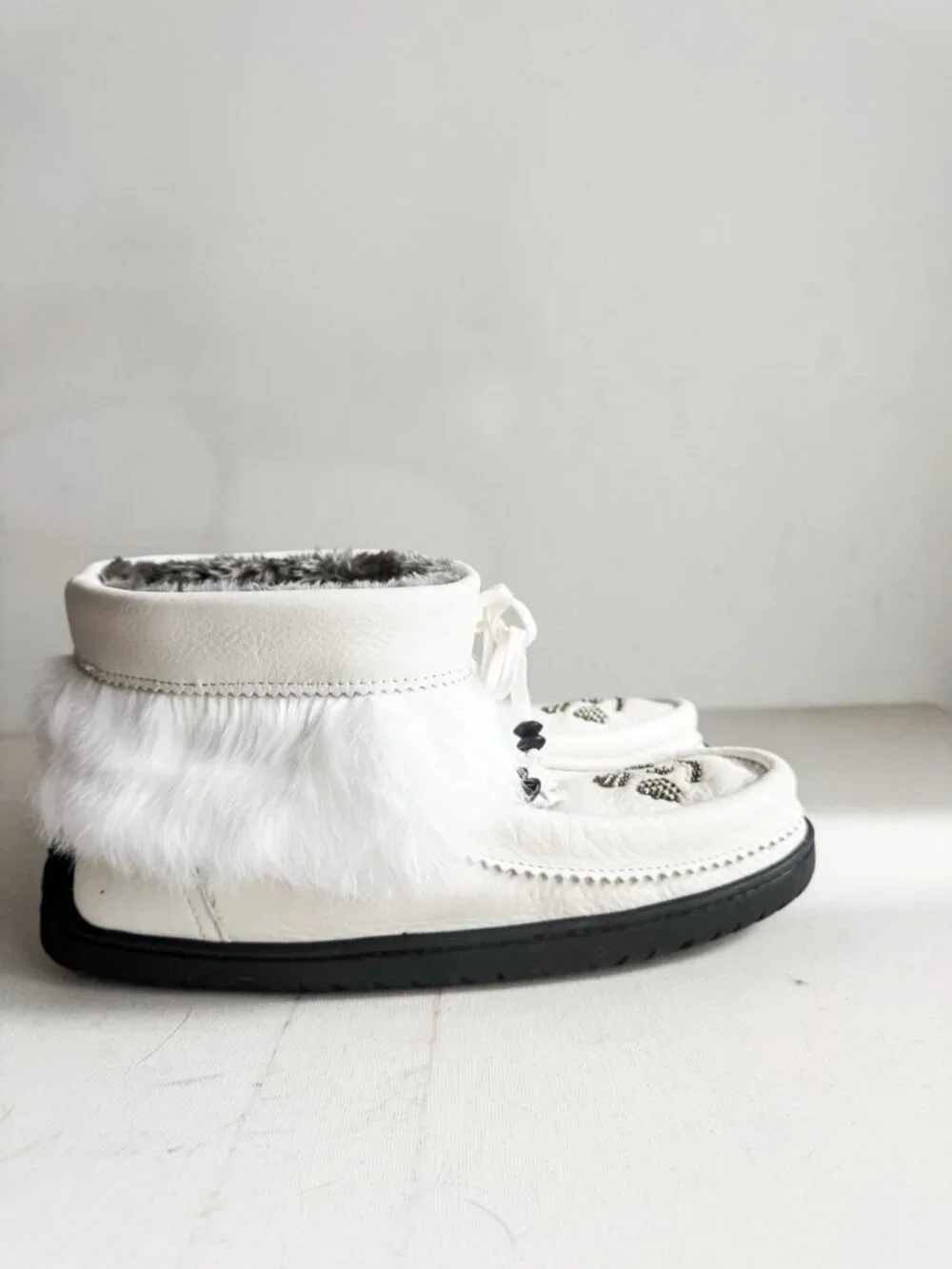 Manitobah Mukluks White Leather Beaded Embroidered Winter Booties 11 - Picture 2 of 8